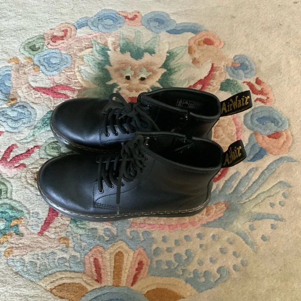 Dr. Martens Air Wair Sz 3 Youth Kids Blk Leather Ankle Zip Boots Bouncing Soles - Picture 3 of 9